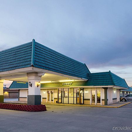 Econo Lodge Mcpherson Экстерьер фото