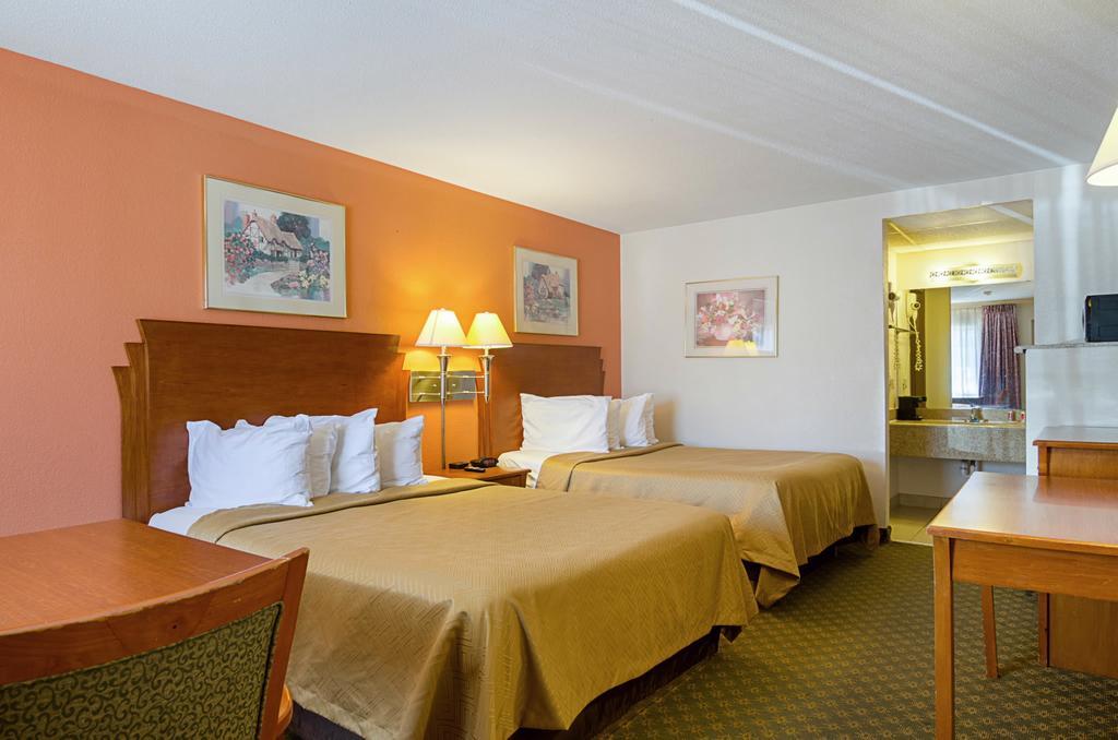 Econo Lodge Mcpherson Экстерьер фото