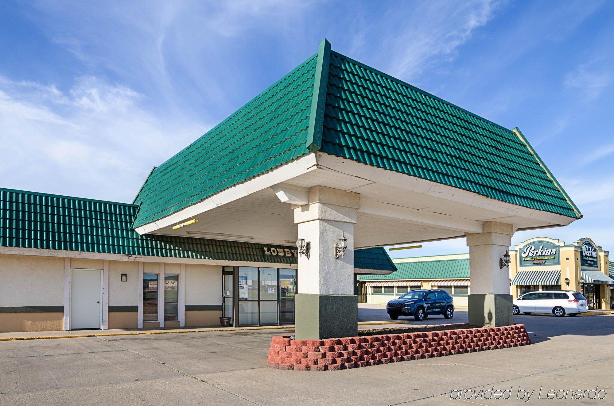 Econo Lodge Mcpherson Экстерьер фото