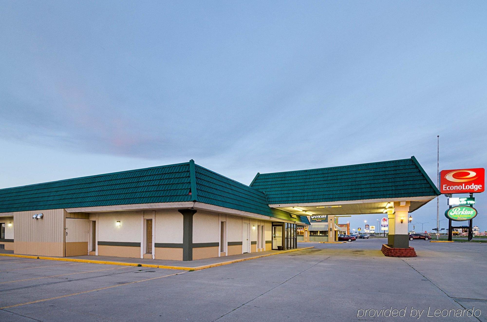 Econo Lodge Mcpherson Экстерьер фото