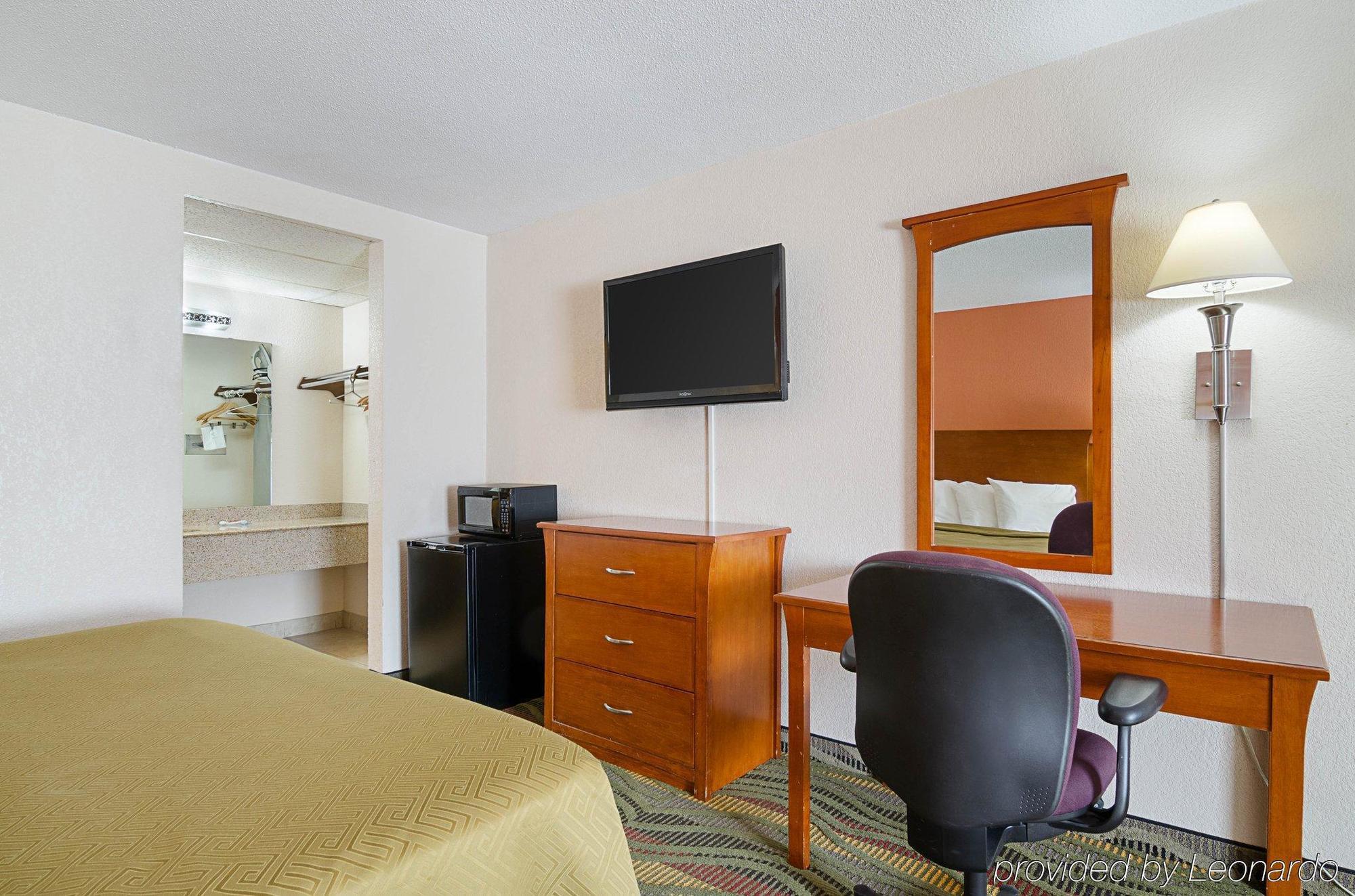Econo Lodge Mcpherson Экстерьер фото