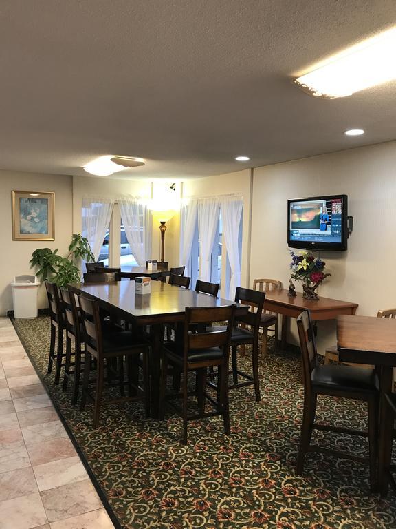 Econo Lodge Mcpherson Экстерьер фото