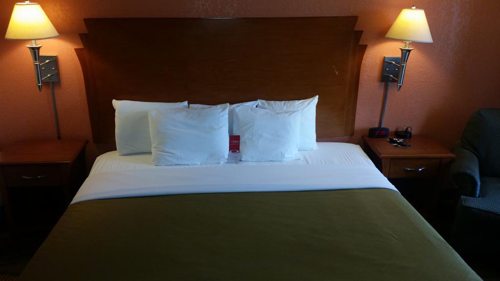 Econo Lodge Mcpherson Экстерьер фото