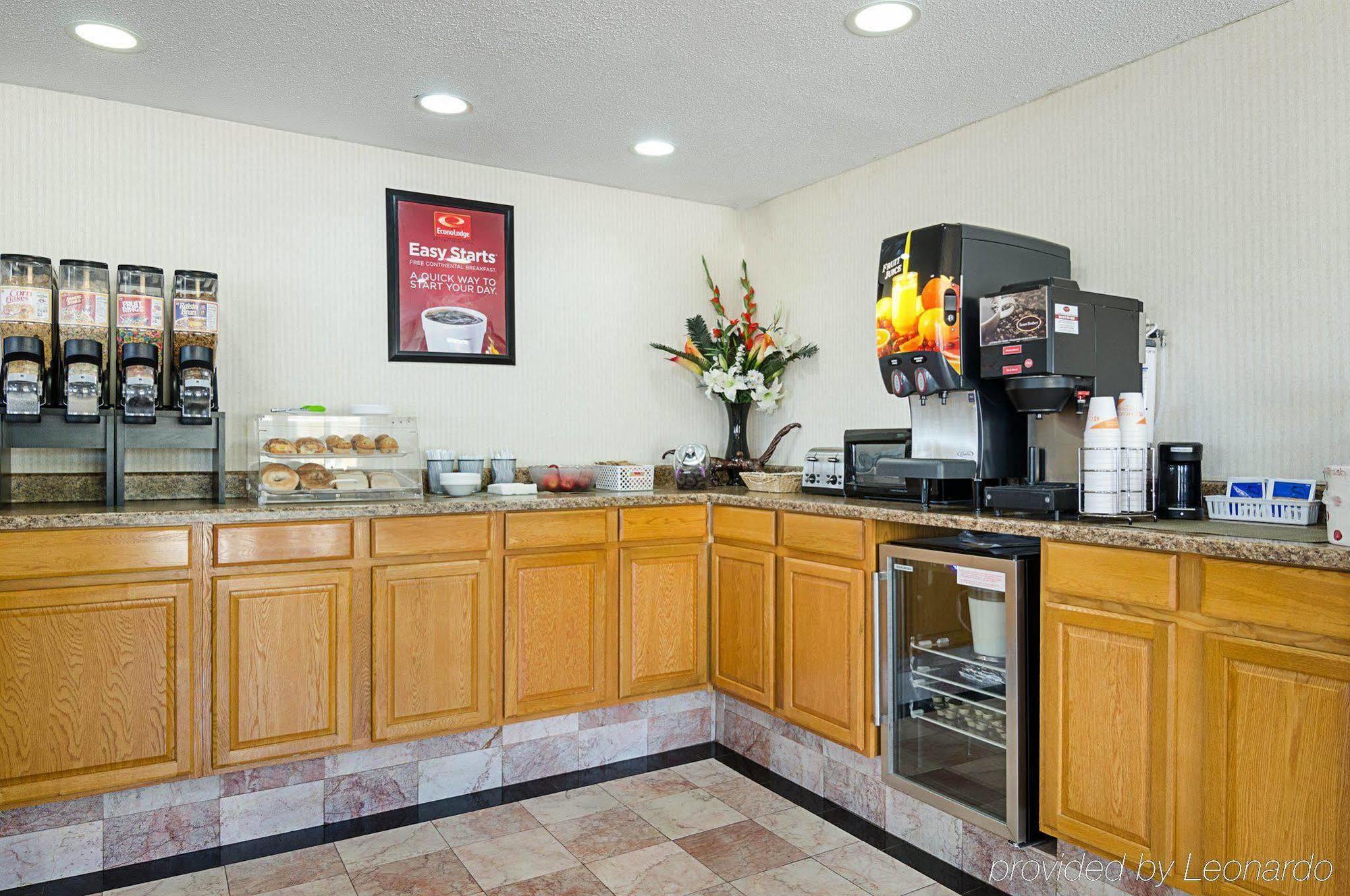 Econo Lodge Mcpherson Экстерьер фото