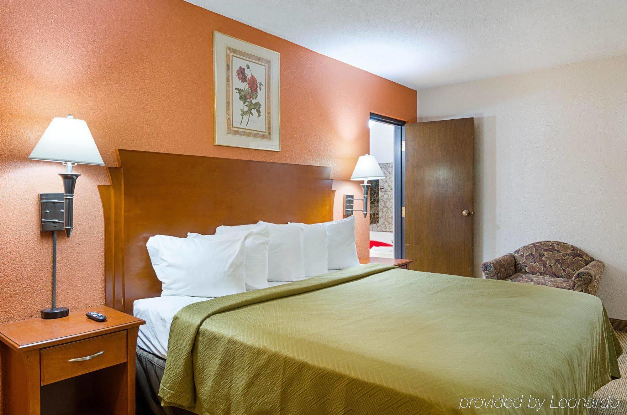 Econo Lodge Mcpherson Экстерьер фото