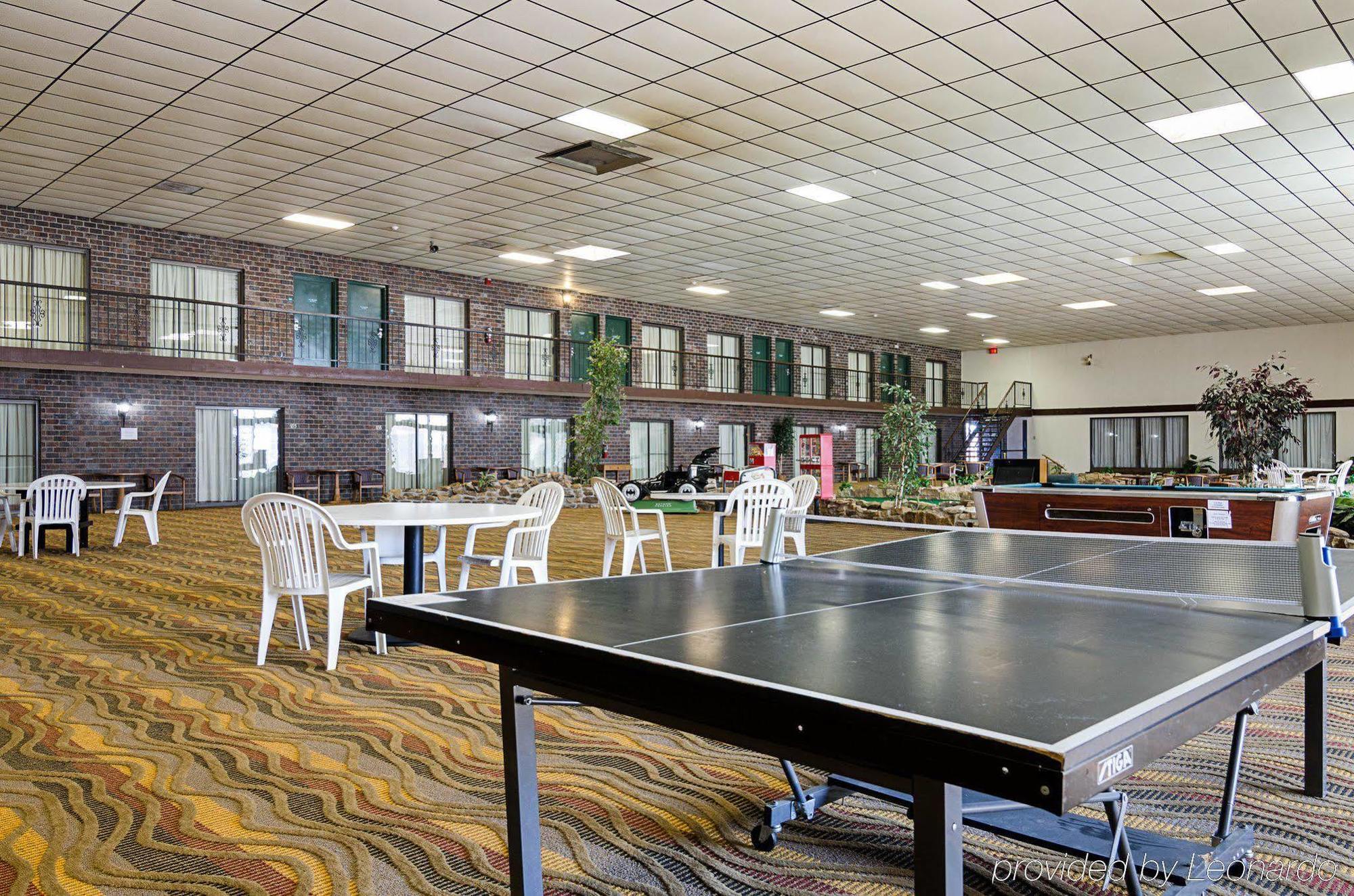 Econo Lodge Mcpherson Экстерьер фото