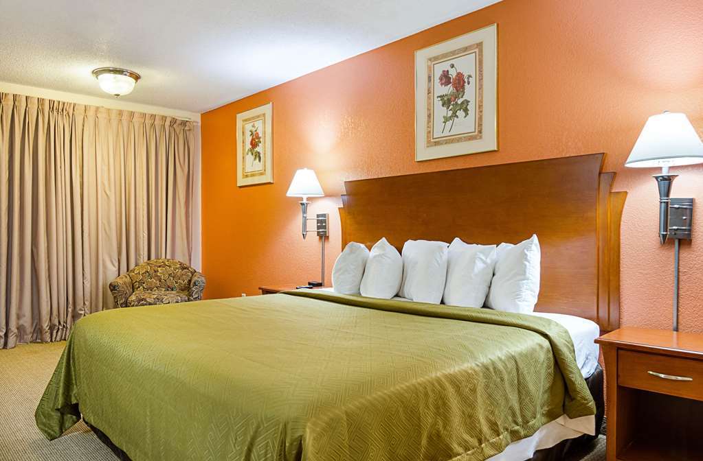 Econo Lodge Mcpherson Номер фото