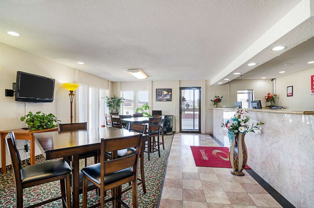 Econo Lodge Mcpherson Интерьер фото